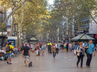 Turistler ve yerliler La Rambla üzerinde bir hoş sonbahar öğleden sonra - Barcelona, Katalonya, İspanya, 9 Ekim 2014 yürüyüş yapın