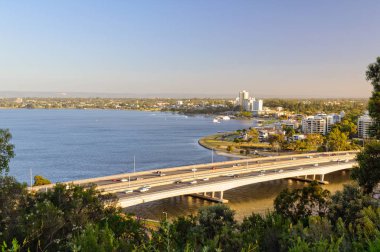 Narrows Köprüsü, Kuğu Nehri ve Güney Perth - Perth