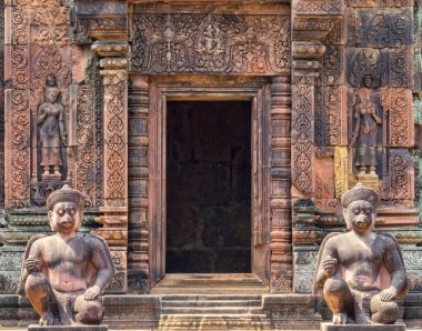 Sığınak önünde diz çöken muhafızlar - Banteay Srei, Kamboçya