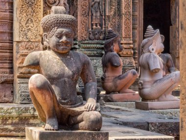 Diz çöken muhafızlar, 'Kadınlar Kalesi' nin içini gözetlemeye devam ediyorlar - Banteay Srei, Kamboçya