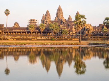 Angkor Wat 'ın ikonik kuleleri ve batı kapısındaki göl Siem hasadı, Kamboçya