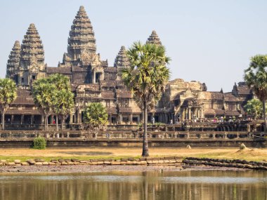 Angkor Wat 'ın ikonik kuleleri ve batı kapısındaki göl Siem hasadı, Kamboçya