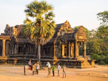 Angkor Wat Güney Kütüphanesinde bir turist at sırtında poz veriyor - Siem Reap, Kamboçya