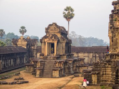 Angkor Wat kütüphanelerinden biri sabahın erken saatlerinde Siem Reap, Kamboçya