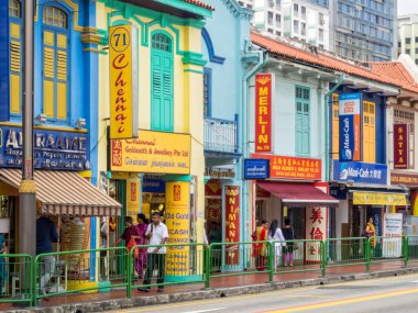 Küçük Hindistan 'da Serangoon Yolu üzerindeki renkli dükkanlar - Singapur