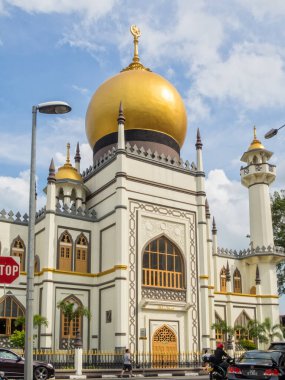Sultan Camii ya da Mescid Sultan ve onun altın soğan ana kubbesi Singapur.