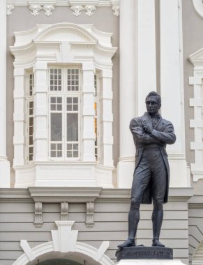 Modern Singapur 'un kurucusu Stamford Raffles' ın bronz heykeli, Thomas Woolner tarafından Victoria Tiyatrosu ve Konser Salonu 'nun önünde - Singapur