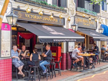 Boay Quay 'daki dikkatle korunan dükkanlar artık her türlü bar, bar ve restoranı barındırıyor.