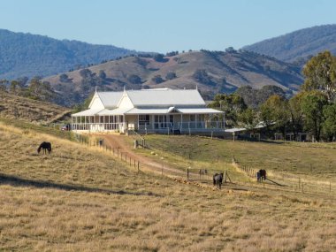 Mansfield, Victoria, Avustralya 'daki Büyük Viktorya Demiryolu kenarındaki kır evi.