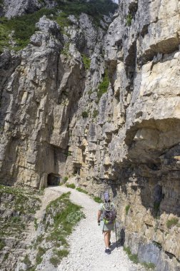 Strada delle 52 gallerie (52 galerileri Road) ı. Dünya Savaşı sırasında Pasubio (Vicenza, İtalya massif üzerinde inşa askeri bir iz olduğunu)