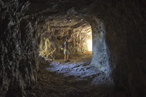 Strada delle 52 gallerie (52 galerileri Road) ı. Dünya Savaşı sırasında Pasubio (Vicenza, İtalya massif üzerinde inşa askeri bir iz olduğunu)