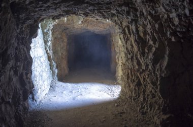 Strada delle 52 gallerie (52 galerileri Road) ı. Dünya Savaşı sırasında Pasubio (Vicenza, İtalya massif üzerinde inşa askeri bir iz olduğunu)