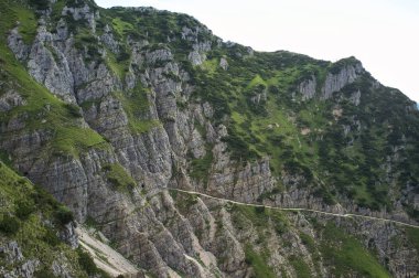 Strada delle 52 gallerie (52 galerileri Road) ı. Dünya Savaşı sırasında Pasubio (Vicenza, İtalya massif üzerinde inşa askeri bir iz olduğunu)