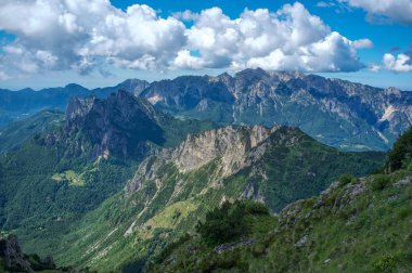 Strada delle 52 gallerie (52 galerileri Road) ı. Dünya Savaşı sırasında Pasubio (Vicenza, İtalya massif üzerinde inşa askeri bir iz olduğunu)