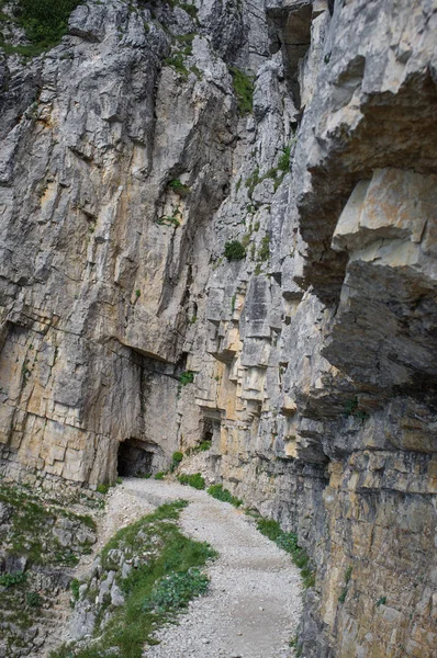 Strada delle 52 gallerie (52 galerileri Road) ı. Dünya Savaşı sırasında Pasubio (Vicenza, İtalya massif üzerinde inşa askeri bir iz olduğunu)