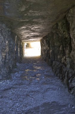 Strada delle 52 gallerie (52 galerileri Road) ı. Dünya Savaşı sırasında Pasubio (Vicenza, İtalya massif üzerinde inşa askeri bir iz olduğunu)