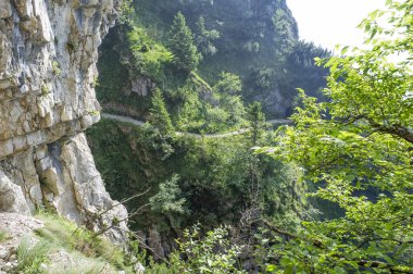 Strada delle 52 gallerie (52 galerileri Road) ı. Dünya Savaşı sırasında Pasubio (Vicenza, İtalya massif üzerinde inşa askeri bir iz olduğunu)