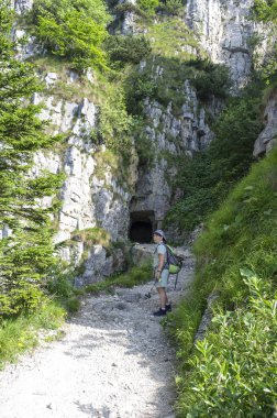 Strada delle 52 gallerie (52 galerileri Road) ı. Dünya Savaşı sırasında Pasubio (Vicenza, İtalya massif üzerinde inşa askeri bir iz olduğunu)