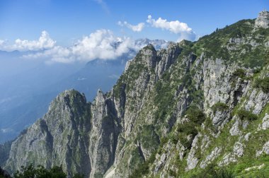 Strada delle 52 gallerie (52 galerileri Road) ı. Dünya Savaşı sırasında Pasubio (Vicenza, İtalya massif üzerinde inşa askeri bir iz olduğunu)