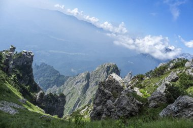 Strada delle 52 gallerie (52 galerileri Road) ı. Dünya Savaşı sırasında Pasubio (Vicenza, İtalya massif üzerinde inşa askeri bir iz olduğunu)