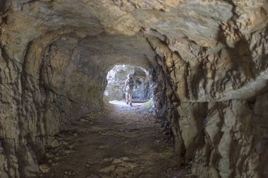 Strada delle 52 gallerie (52 galerileri Road) ı. Dünya Savaşı sırasında Pasubio (Vicenza, İtalya massif üzerinde inşa askeri bir iz olduğunu)