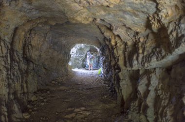 Strada delle 52 gallerie (52 galerileri Road) ı. Dünya Savaşı sırasında Pasubio (Vicenza, İtalya massif üzerinde inşa askeri bir iz olduğunu)