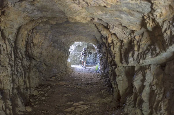 Strada delle 52 gallerie (52 galerileri Road) ı. Dünya Savaşı sırasında Pasubio (Vicenza, İtalya massif üzerinde inşa askeri bir iz olduğunu)