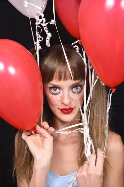 Porträt Einer Halloween Horrorpuppe Frau Die Durch Luftballons Blickt Party — Stockfoto