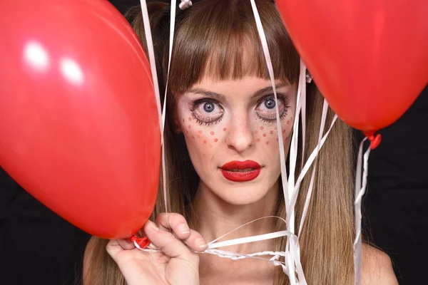 Porträt Einer Halloween Horrorpuppe Frau Die Durch Luftballons Blickt Party — Stockfoto