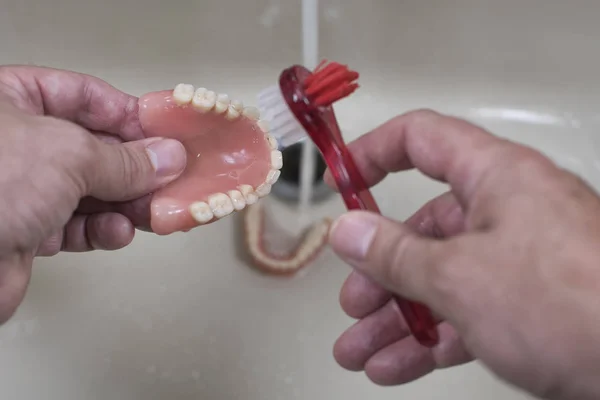 Zahnprothesenreinigung Mit Bürste Waschbecken Mit Fließendem Wasser — Stockfoto
