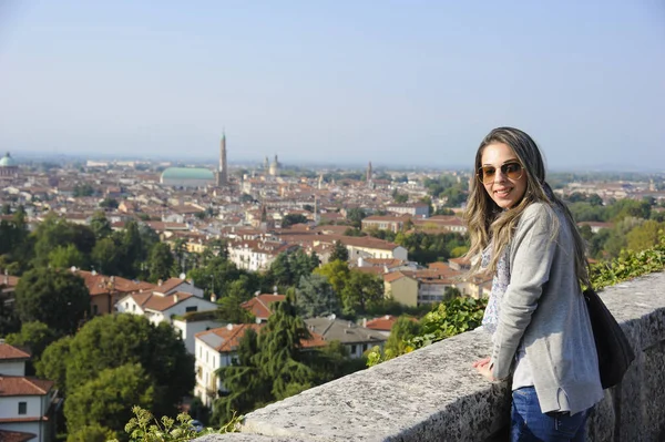 ヴィチェンツァ イタリアの美しいパノラマの景色を楽しみながら観光女の子 — ストック写真