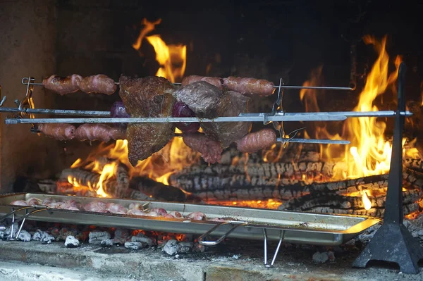 Live-fire cooking — Stock Photo, Image