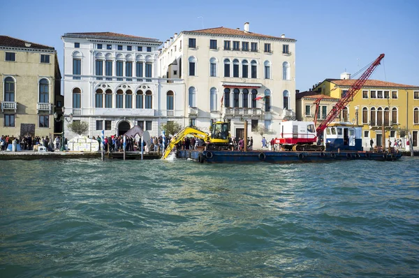 Travaux de dragage à Venise, Italie — Photo