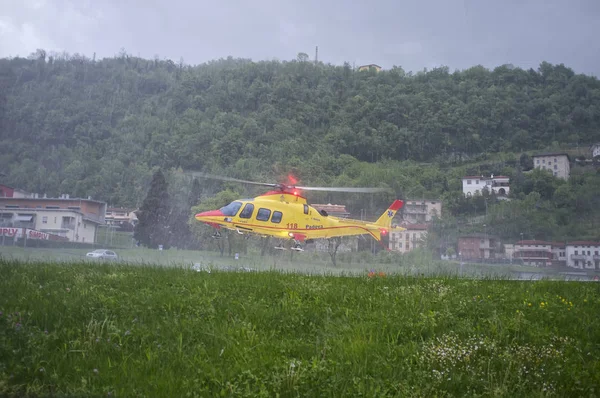 Helicopter rescue takes off from the hospital under heavy rain — Stock Photo, Image