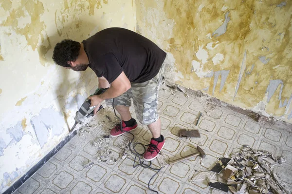 Bärtiger Mann bei der Arbeit mit Abrisshammer — Stockfoto