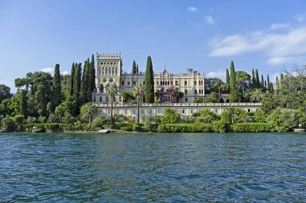 Vista de Villa Borghese Cavazza, en la isla de Garda —  Fotos de Stock