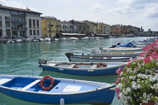 Peschiera del Garda, Italie promenade colorée — Photo