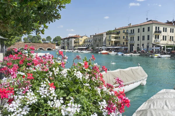 Peschiera del Garda, Italia colorido paseo marítimo Imagen de stock