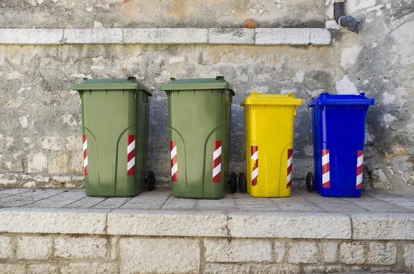 Evsel atıkları ayıklama için renkli çöp kutuları Telifsiz Stok Fotoğraflar