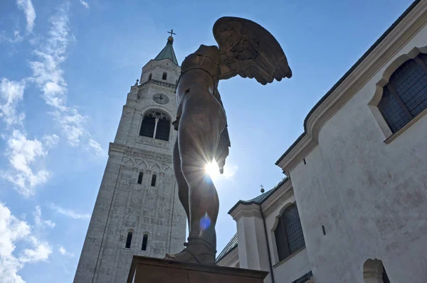Cortina D 'Ampezzo Italia, el campanario, la iglesia y un alado —  Fotos de Stock