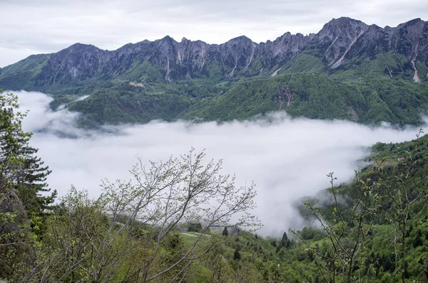 Nuvens que cobrem o vale — Fotografia de Stock