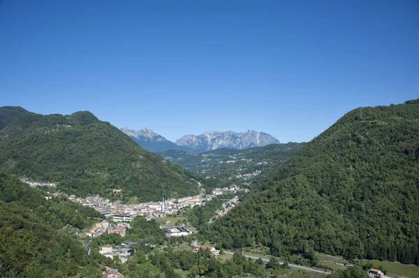 Pequeño pueblo al pie de la cordillera: Piccole Dolomiti  - — Foto de Stock