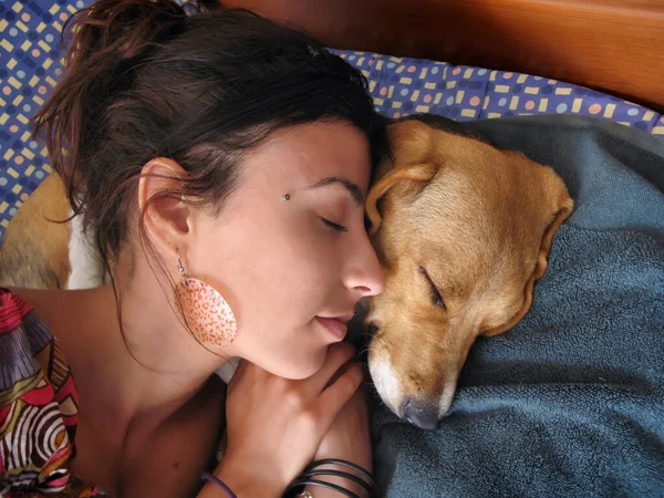 漂亮的女孩 眼睛附近有穿孔 与她的狗休息和睡觉 — 图库照片