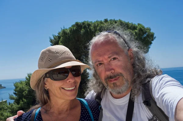 Para Średnim Wieku Wakacjach Plaży Robi Selfie — Zdjęcie stockowe