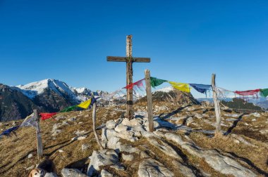 Cima Lobbia 'nın panoramik görüntüsü .1.672, Campofontana di Selva di Progno - Lessinia, İtalya Bölgesel Doğal Parkı, karakteristik haç ve renkli bayraklar