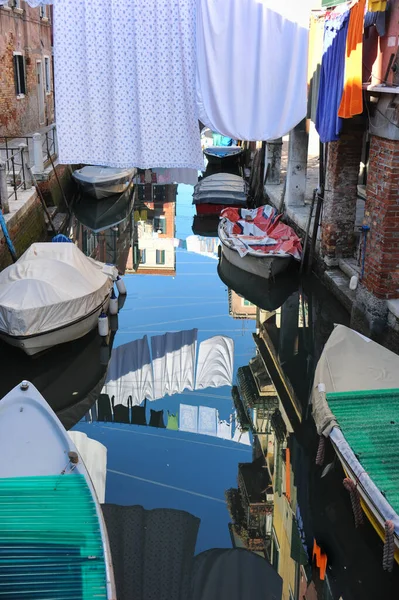 Linha Roupas Varal Longo Canal Refletida Água — Fotografia de Stock