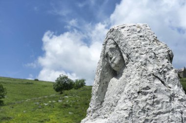 Lobbia Bakiresi, 19. yüzyılın ortalarında Lessinia Bölgesel Doğa Parkı 'nda bulunan ve Piet' i temsil eden dini bir sanat eseri.