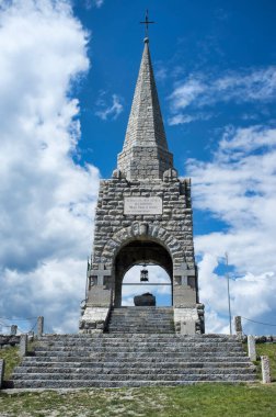 İtalya 'daki Cimone Dağı' nda Birinci Dünya Savaşı 'nda hayatını kaybeden askerlere adanmış anıt.