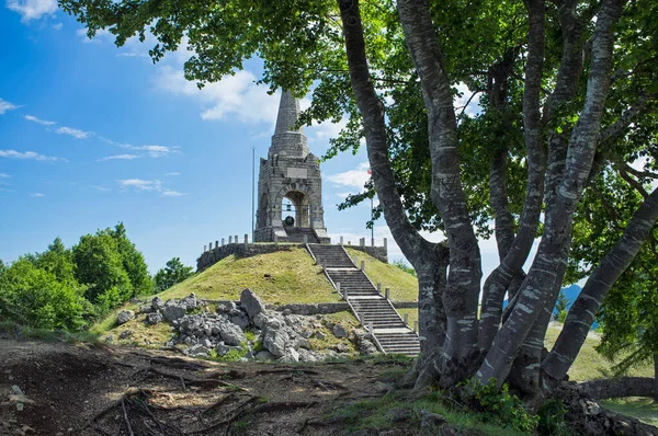 대전중에 이탈리아의 키모네 산에서 군인들을 기리는 기념비 오사로 콘이라고 스톡 사진