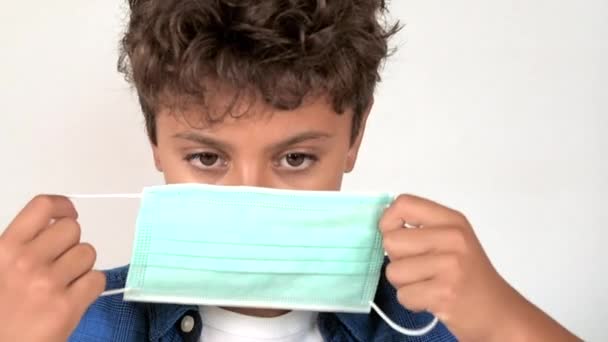 Kind Jongen Zetten Chirurgische Masker Voor Coronavirus Preventie — Stockvideo